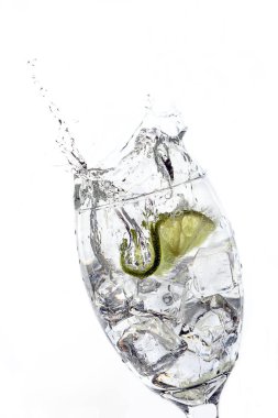 Kireç dilim su bardağına düştü.