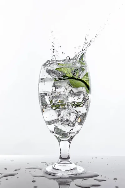 冷たい水のグラスを更新. — ストック写真