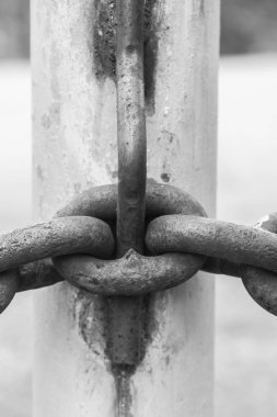 Paslı zincirlerinin B&W görüntü.