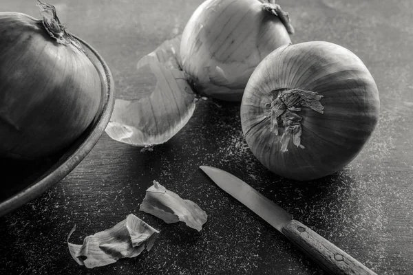 B&W of whole onions. — Stock fotografie