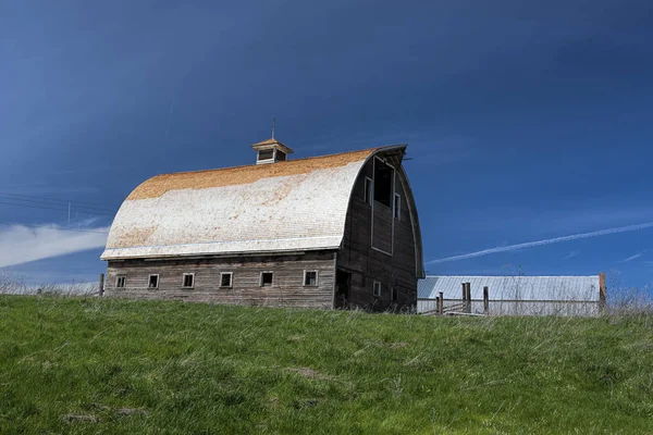 Oude schuur onder diepblauwe hemel. — Stockfoto