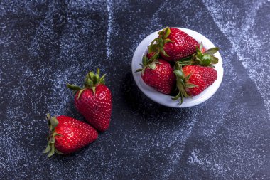 Kırmızı ve olgun çilek.