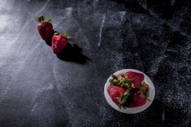 Çilek arkadan aydınlatmalı ışık tarafından.