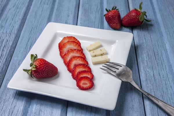 Strawberry and cheese plate. — Stock Photo, Image