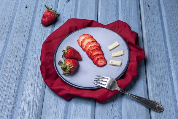 Plate of strawberries and cheese. — Stock Photo, Image