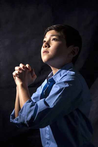 Chico está rezando . — Foto de Stock