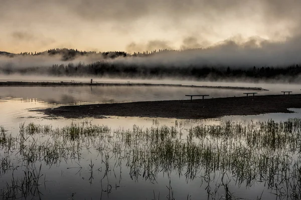 Salida del sol sobre el lago tranquilo . — Foto de Stock