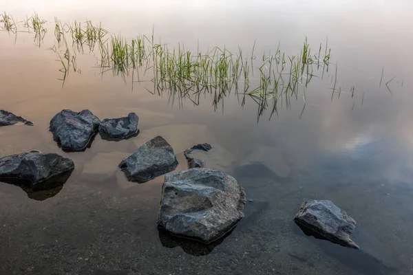 Grandi rocce in acqua calma . — Foto Stock