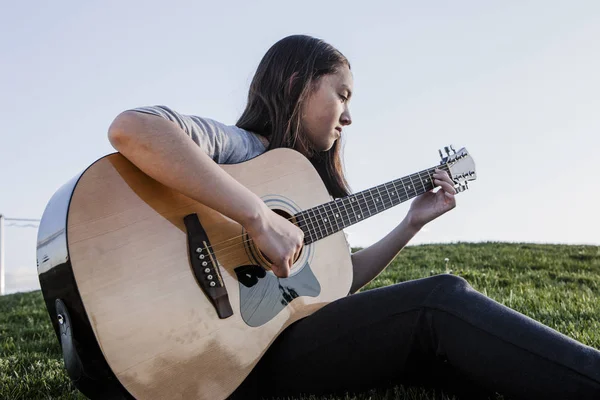 Chica está tocando la guitarra . —  Fotos de Stock