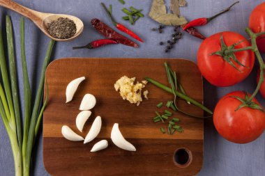 çeşitli sebze ve baharatlar.