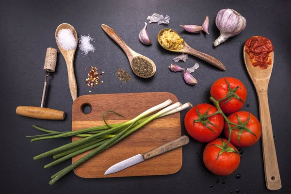 Zutaten und Utensilien zum Kochen. — Stockfoto