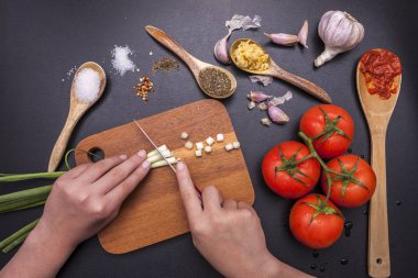 yeşil soğan kesmek.