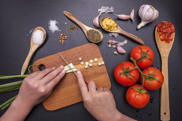 yeşil soğan kesmek.