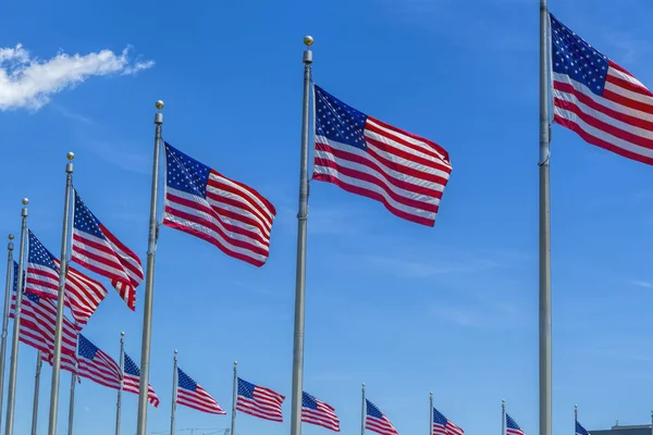 Флаги США против голубого неба . — стоковое фото