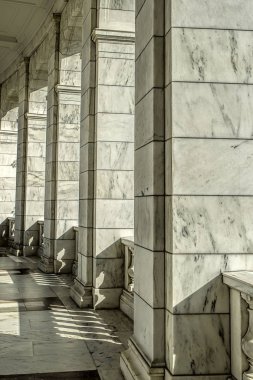 Güneş ışığı altında mimari sütunlar.