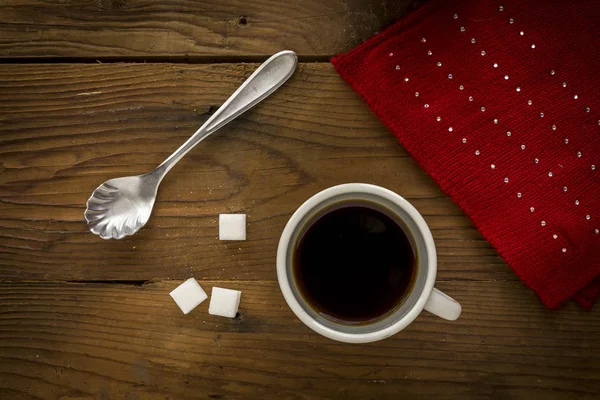 Tasse Kaffee und ein roter Schal. — Stockfoto