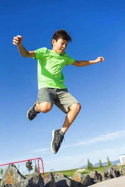 空中に跳躍の少年. — ストック写真