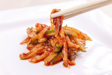 Kore yemeği yemek çubukları kullanarak.