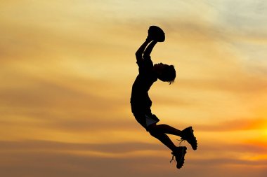 Çocuk topu sıçramaları.