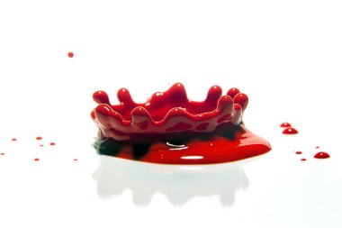 Beyaz üzerine kırmızı boya sıçrama.