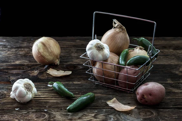 Verschiedenes Gemüse in einem Drahtkorb. — Stockfoto