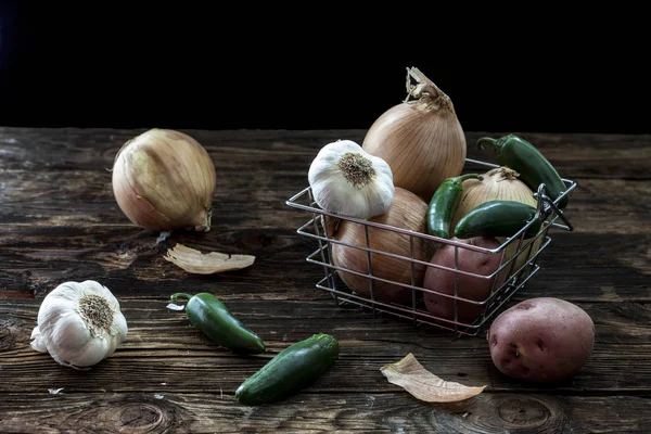 Verschiedene Gemüsesorten in einem Korb. — Stockfoto