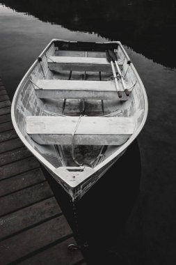 Kayık dock tarafından B&W.