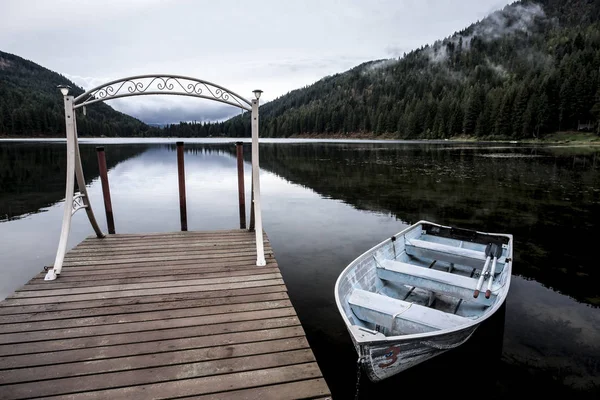Ayna göl kenarında sabitlenmiş tekne. — Stok fotoğraf
