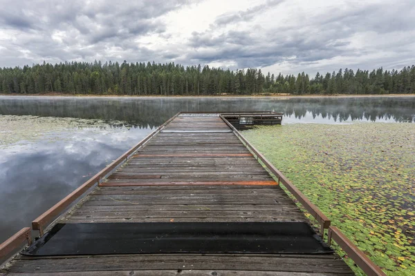 Quai sur un lac calme dans l'Idaho . — Photo