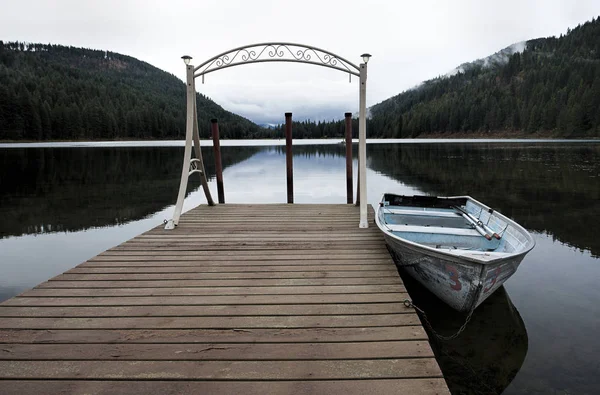 Lugna spegel sjö i Idaho. — Stockfoto