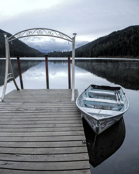 Calm and tranquil mirror lake. — Stock Photo, Image