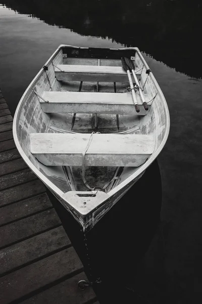 B&W από βάρκα με κουπιά από αποβάθρα. — Φωτογραφία Αρχείου