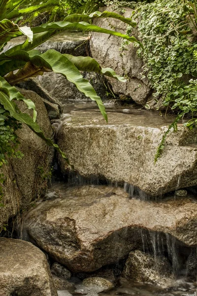 Kapalı insan yapımı şelale.