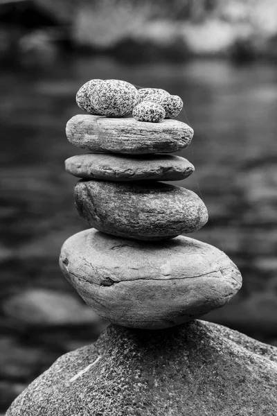 Jól kiegyensúlyozott rock cairn. — Stock Fotó