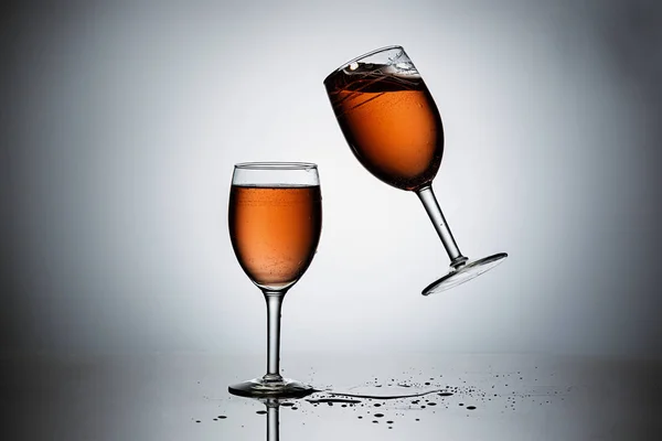 Dejar caer una copa de vino . —  Fotos de Stock