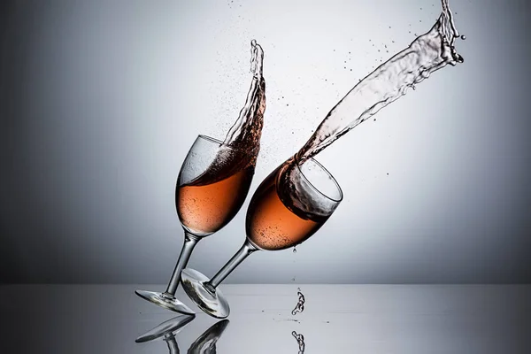 Copas de vino golpeando juntos . —  Fotos de Stock