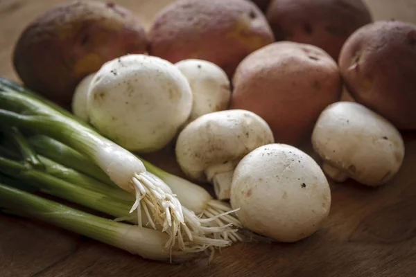 Primer plano de setas, papas y cebollas . — Foto de Stock