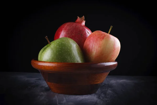 Manzanas y granada en tazón . —  Fotos de Stock