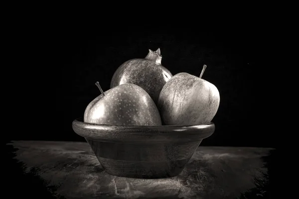 B&W of fruit in bowl. — Stock Photo, Image