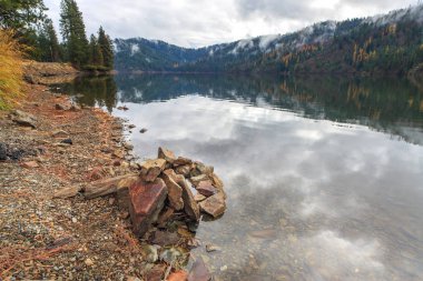 Gölde yansıyan bulutlar.
