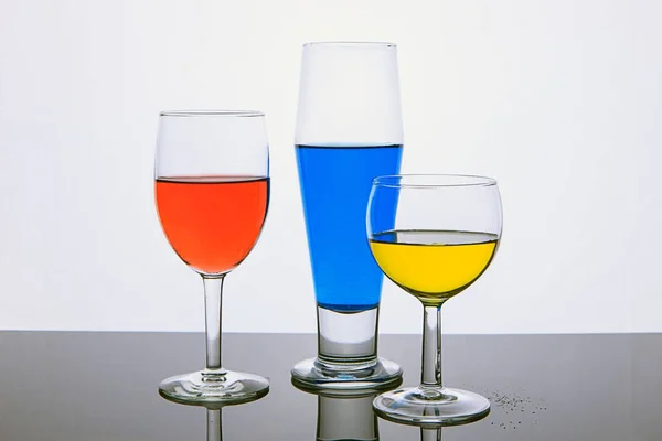 Trzy szklanki z kolorowych cieczy. — Zdjęcie stockowe