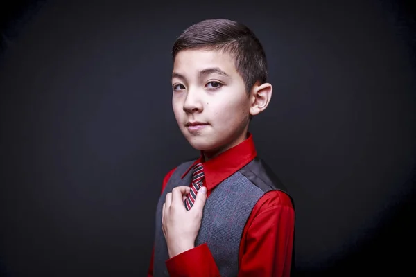 自信を持って若い男の子の肖像画. — ストック写真