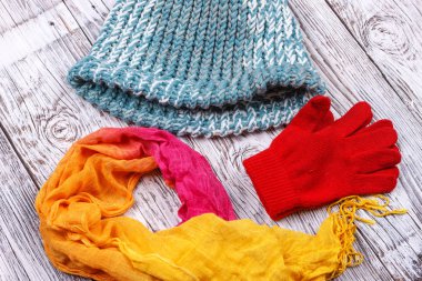 Şapka, eldiven ve atkı örgü.