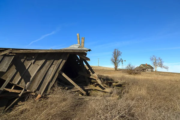 En kollapsad ladugård på övergiven gård. — Stockfoto