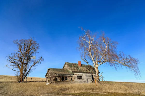 Gammalt övergivet hus på landet. — Stockfoto