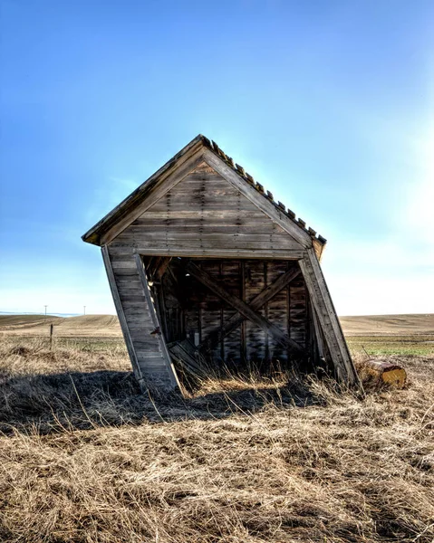 The leaning shed in eastern Washington. — Stock Photo, Image