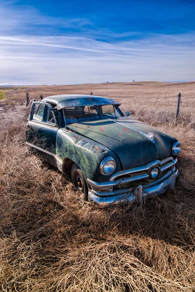 Old rusted classic car in Washington field. — Stock Photo, Image