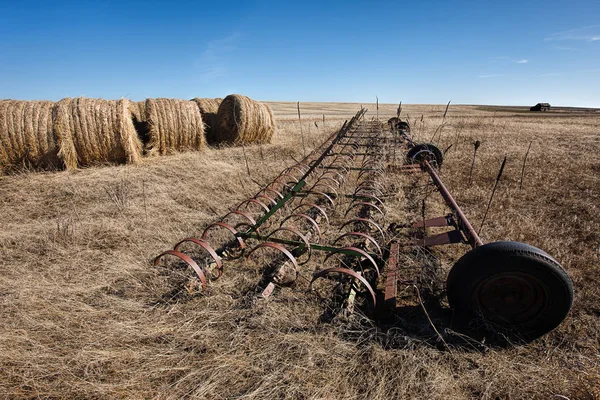 Boerderij apparatuur en hooi balen. — Stockfoto