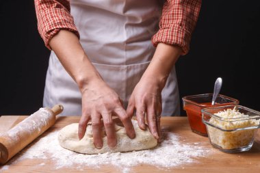 Pizza hamur kadın kneads.
