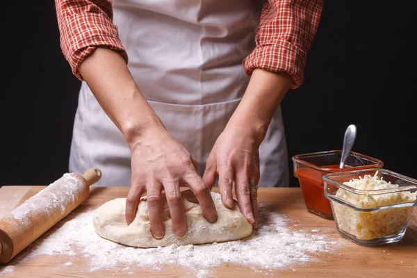 Vrouw kneedt pizza deeg. — Stockfoto